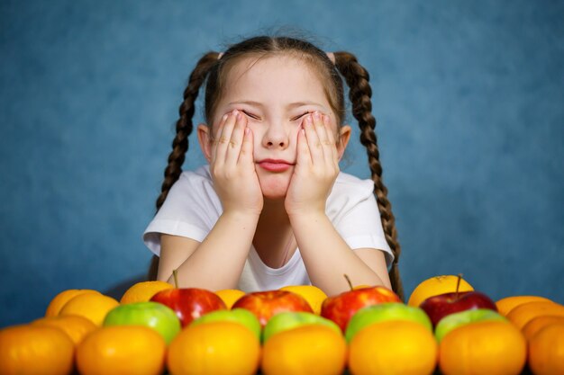 Petite fille en T-shirt blanc fruits d'amour