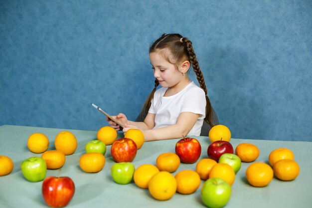 Petite fille en T-shirt blanc fruits d'amour