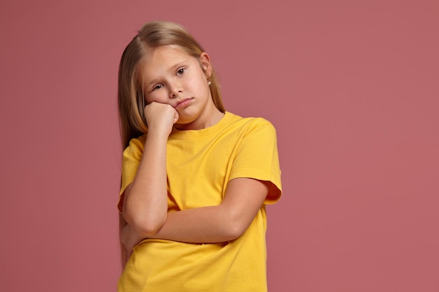 Petite fille en t-shirt jaune. manque