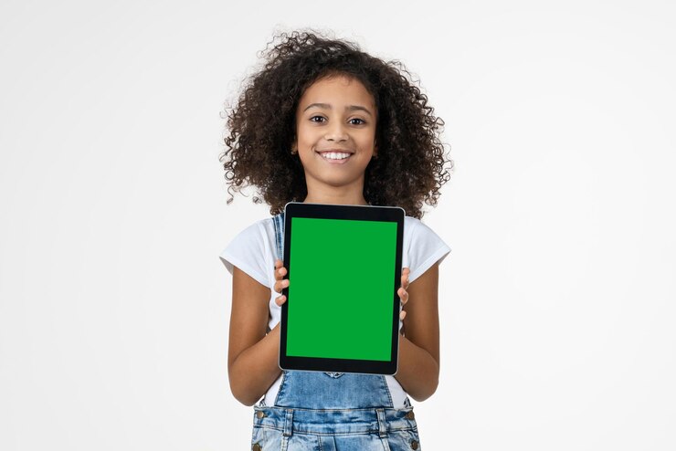 Photo petite fille avec la tablette numérique sur fond blanc