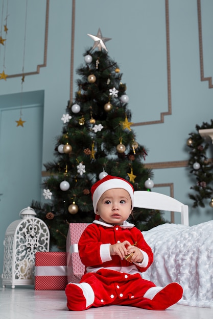 Petite fille en tant que père Noël