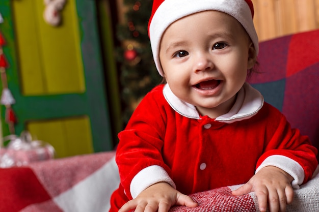 Petite fille en tant que père Noël