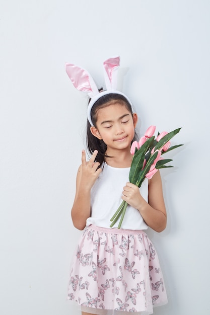 Petite fille tenant un bouquet de tulipes