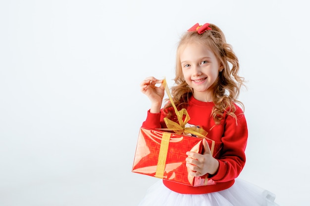 Petite fille tenant un cadeau sur fond blanc