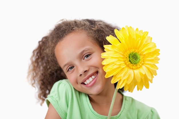 Petite fille tenant une fleur