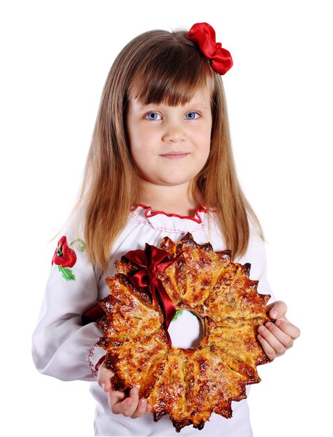 Petite fille tenant une grande étoile de Noël, un dessert traditionnel. Kalita ukrainien