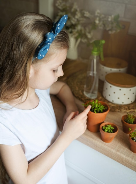 Petite fille tenant un pot de semis