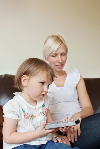 Petite fille tenant une télécommande