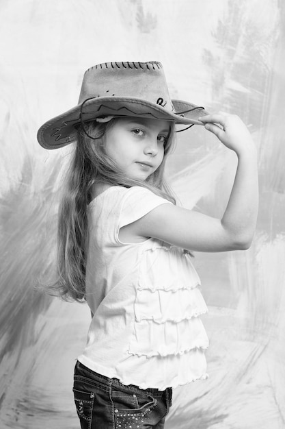 Petite fille en tenue de cow-boy ou de cow-girl avec chapeau