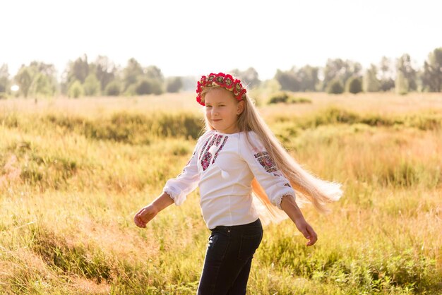 petite fille en tenue nationale ukrainienne - vyshyvanka. Ukraine, enfant dans la nature