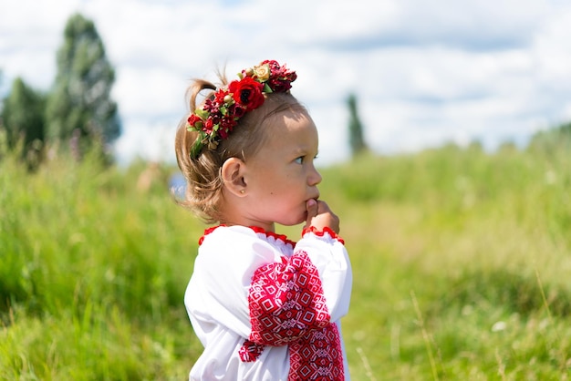 petite fille en tenue nationale ukrainienne - vyshyvanka. Ukraine, enfant dans la nature