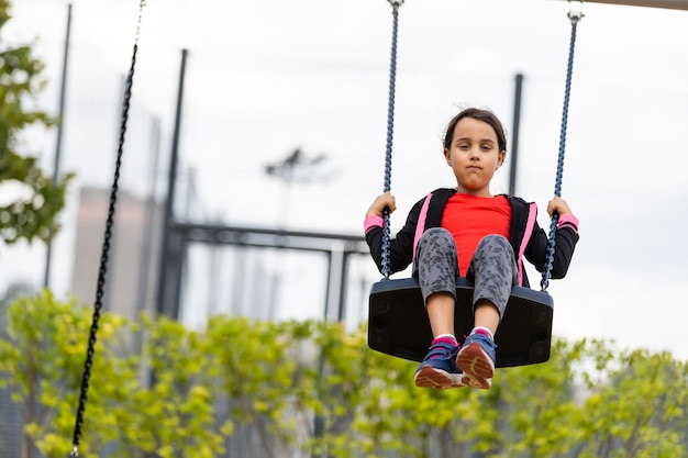 Une petite fille sur un terrain de sport dans la rue mène une vie saine. Dans un corps sain, un esprit sain. Mode de vie actif. Jolie jeune fille. Enfant pour un mode de vie sain.