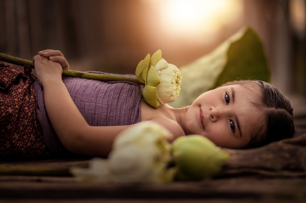 petite fille thaïlandaise posant dans la nature avec plaisir.