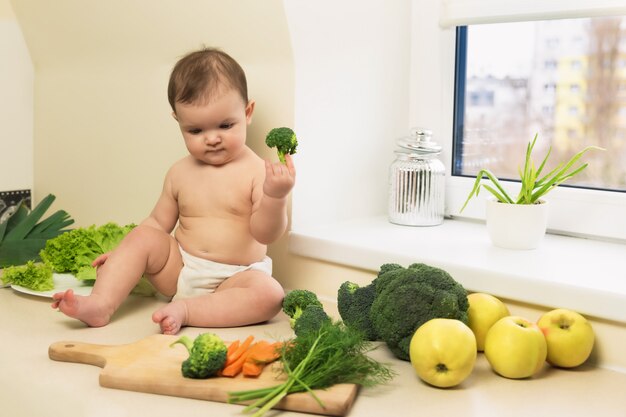 Petite fille tient un brocoli