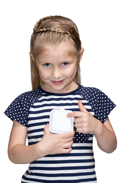 Petite fille tient un interrupteur électrique et comprend son doigt isolé sur fond blanc