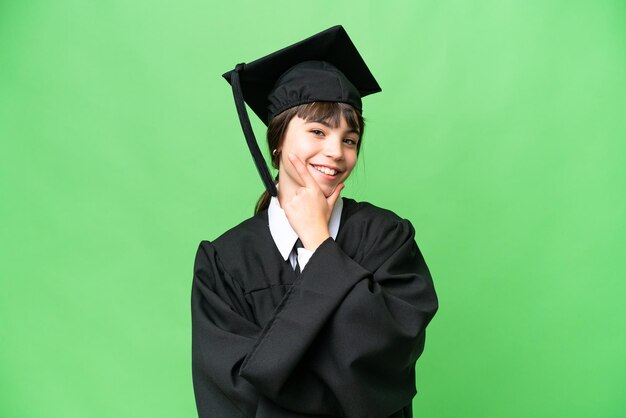 Petite fille universitaire sur fond isolé souriant