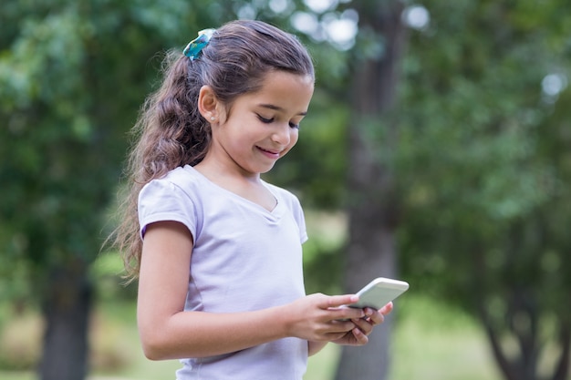 Petite fille en utilisant son téléphone