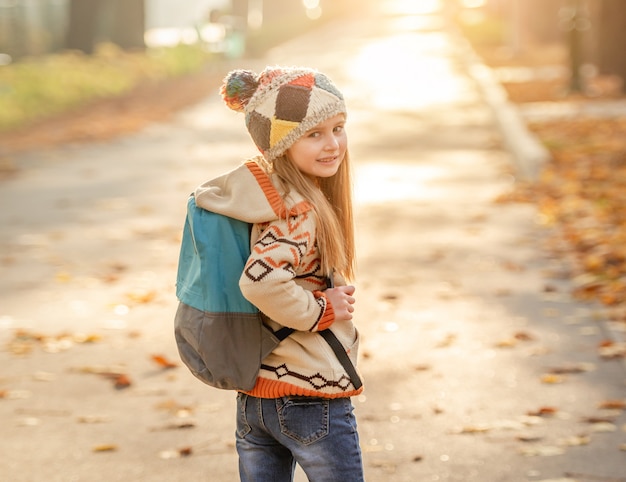 Petite fille va à l'école