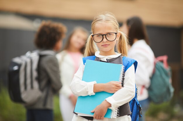 Petite fille va à l'école