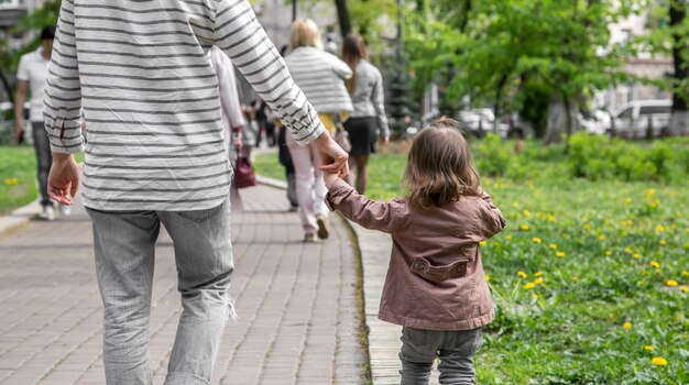 une petite fille va de pair avec maman