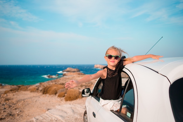 Petite fille en vacances voyage en voiture onbeautiful landscape