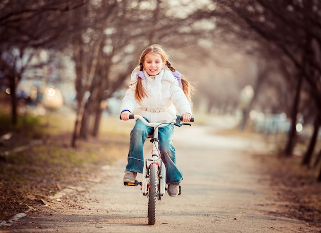 Petite fille à vélo