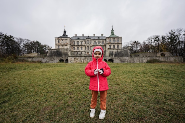 Petite fille en veste visiter le château de Pidhirtsi région de Lviv Ukraine