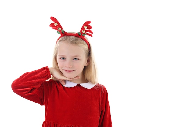 Petite fille en vêtements de Noël isolé sur fond blanc