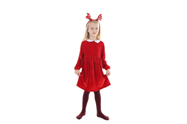 Petite fille en vêtements de Noël isolé sur fond blanc