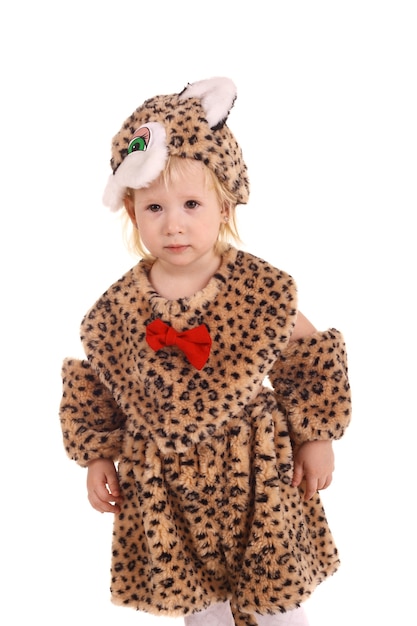 Petite fille vêtue d'un costume de tigre, symbole de 2022