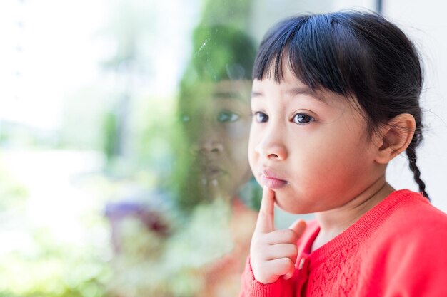 La petite fille veut sortir.