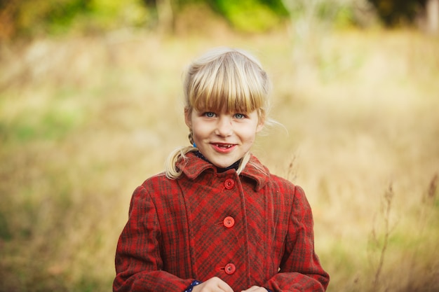 petite fille en vieux manteau à carreaux