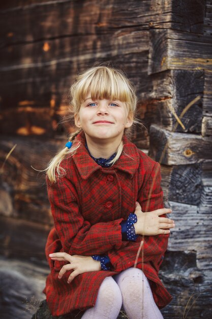 petite fille en vieux manteau à carreaux