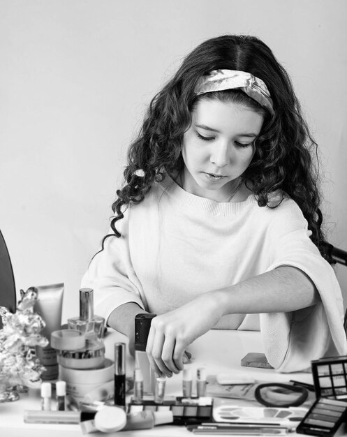 Petite fille avec un visage heureux fille souriante s'amuser sur le spa salon de beauté fête beauté portrait d'enfant avec un maquillage naturel et une peau saine bonne fête des enfants mode et beauté