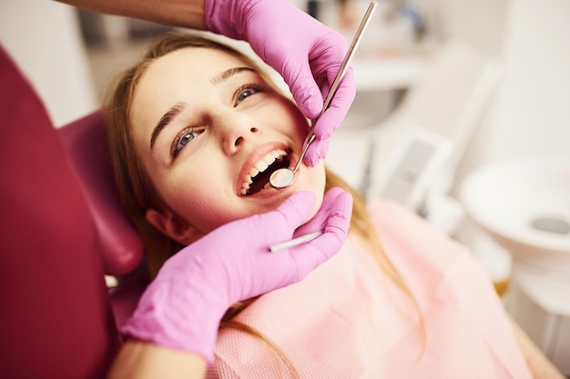 Petite fille visitant un dentiste en clinique Conception de la stomatologie