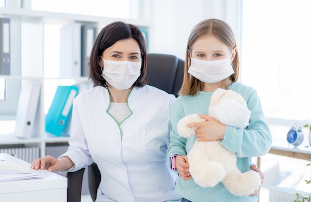 Petite fille visitant le médecin