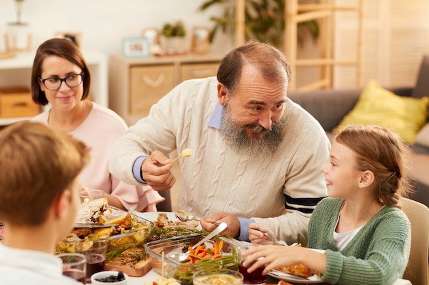 Petite-fille visitant ses grands-parents