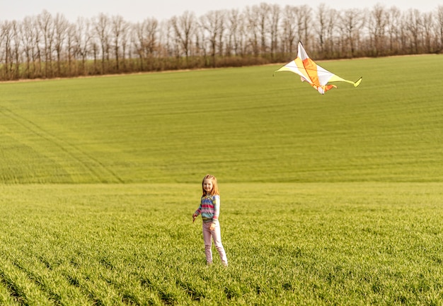 Petite fille, à, voler, cerf volant