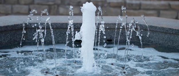 Petite fontaine dans le parc de la ville