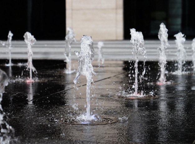 Petite fontaine en plein air sur la rue