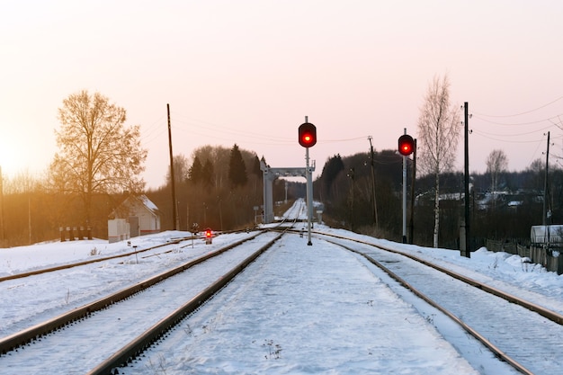 Petite gare en hiver au coucher du soleil vide sans train.