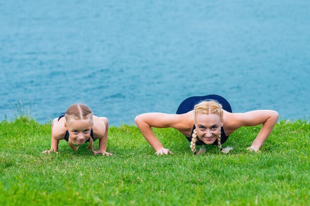 Petite girt et femme font des exercices