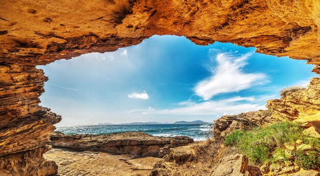 Petite grotte sur la côte rocheuse d'Alghero