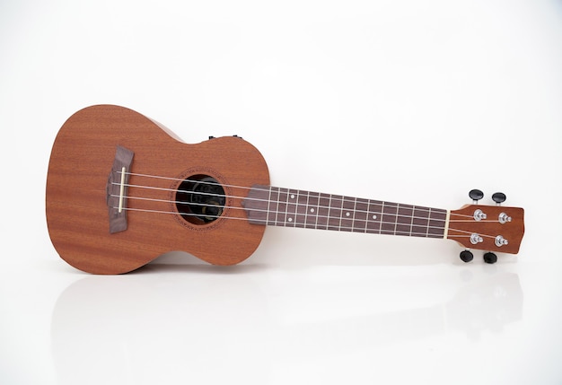 Petite guitare ukulélé en bois marron avec housse noire