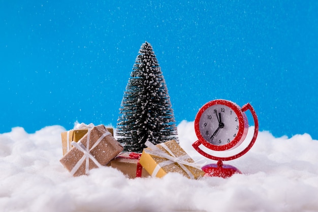 Petite horloge jouet et cadeaux de Noël