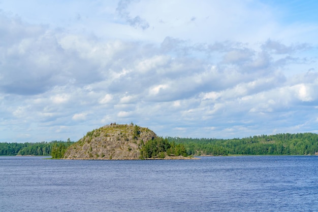 Une petite île boisée au milieu d'un lac