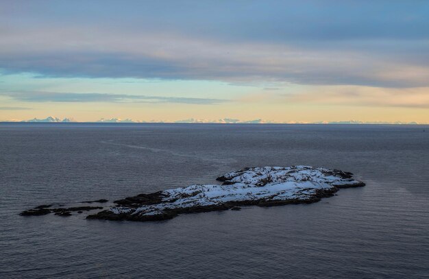 La petite île est sur la mer dans les îles Lofoten