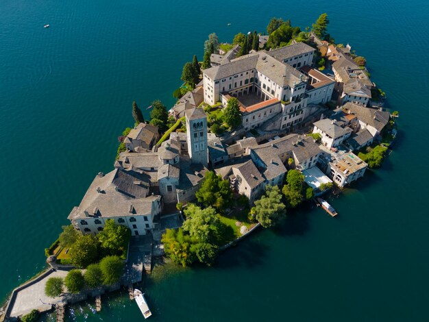 Photo une petite île avec un lac et un bateau dessus