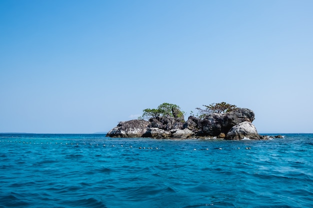 Photo petite île sur la mer