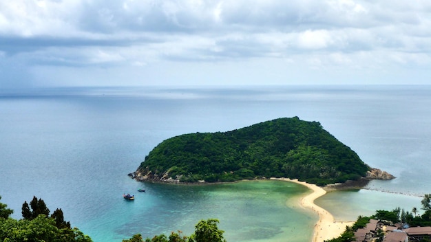 Photo petite île près de koh phangan en thaïlande